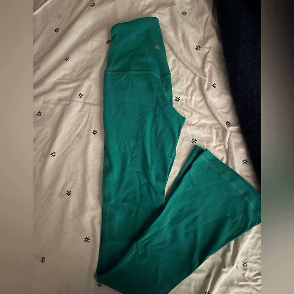 Lululemon Mini flares 32” size 2 in green Maldives